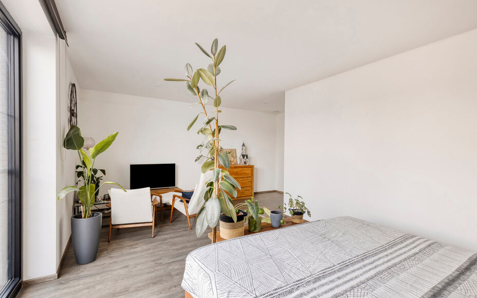 LEEMANS IMMOBILIËN stelt volgend perfect instapklaar duplexappartement voor, gelegen in de rustige woonkern van de deelgemeente Mollem (Asse). Deze locatie combineert rustig wonen met een uitstekende bereikbaarheid, tevens op wandelafstand van het treins