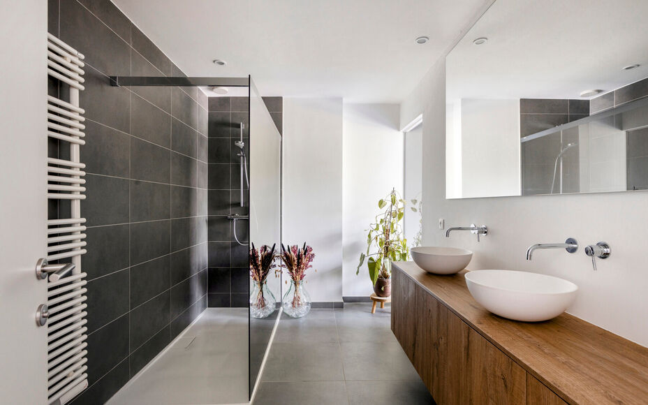 LEEMANS IMMOBILIËN stelt volgend perfect instapklaar duplexappartement voor, gelegen in de rustige woonkern van de deelgemeente Mollem (Asse). Deze locatie combineert rustig wonen met een uitstekende bereikbaarheid, tevens op wandelafstand van het treins