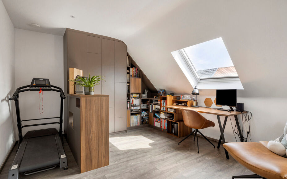 LEEMANS IMMOBILIËN stelt volgend perfect instapklaar duplexappartement voor, gelegen in de rustige woonkern van de deelgemeente Mollem (Asse). Deze locatie combineert rustig wonen met een uitstekende bereikbaarheid, tevens op wandelafstand van het treins