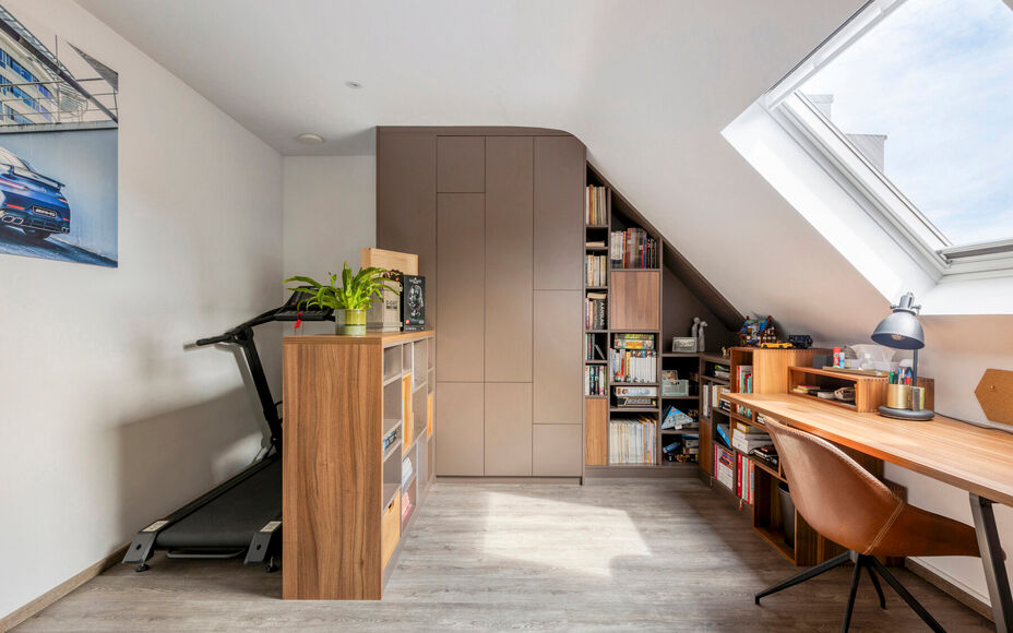 LEEMANS IMMOBILIËN stelt volgend perfect instapklaar duplexappartement voor, gelegen in de rustige woonkern van de deelgemeente Mollem (Asse). Deze locatie combineert rustig wonen met een uitstekende bereikbaarheid, tevens op wandelafstand van het treins