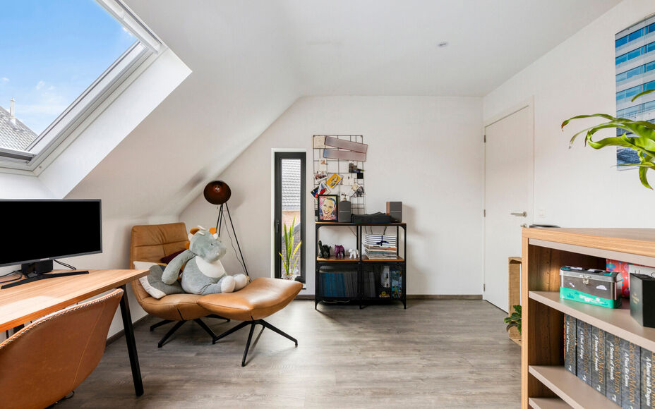 LEEMANS IMMOBILIËN stelt volgend perfect instapklaar duplexappartement voor, gelegen in de rustige woonkern van de deelgemeente Mollem (Asse). Deze locatie combineert rustig wonen met een uitstekende bereikbaarheid, tevens op wandelafstand van het treins
