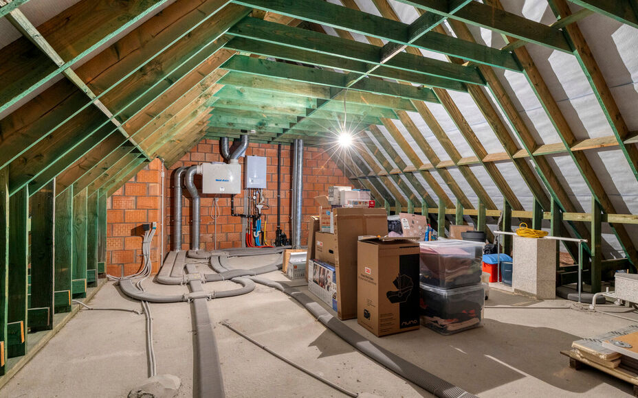 LEEMANS IMMOBILIËN stelt volgend perfect instapklaar duplexappartement voor, gelegen in de rustige woonkern van de deelgemeente Mollem (Asse). Deze locatie combineert rustig wonen met een uitstekende bereikbaarheid, tevens op wandelafstand van het treins