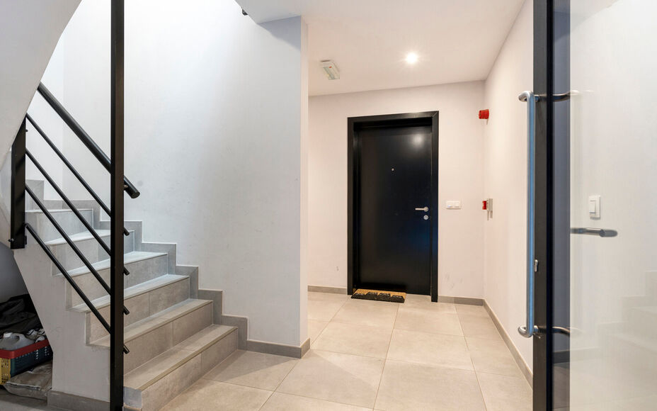 LEEMANS IMMOBILIËN stelt volgend perfect instapklaar duplexappartement voor, gelegen in de rustige woonkern van de deelgemeente Mollem (Asse). Deze locatie combineert rustig wonen met een uitstekende bereikbaarheid, tevens op wandelafstand van het treins