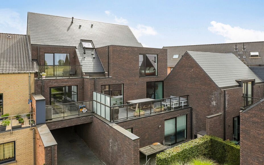 LEEMANS IMMOBILIËN stelt volgend perfect instapklaar duplexappartement voor, gelegen in de rustige woonkern van de deelgemeente Mollem (Asse). Deze locatie combineert rustig wonen met een uitstekende bereikbaarheid, tevens op wandelafstand van het treins