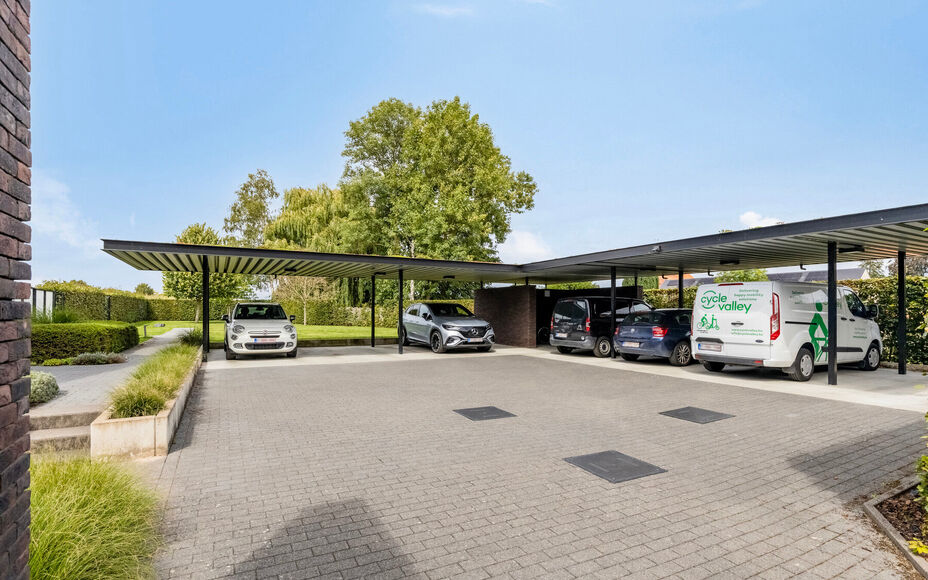 LEEMANS IMMOBILIËN stelt volgend perfect instapklaar duplexappartement voor, gelegen in de rustige woonkern van de deelgemeente Mollem (Asse). Deze locatie combineert rustig wonen met een uitstekende bereikbaarheid, tevens op wandelafstand van het treins