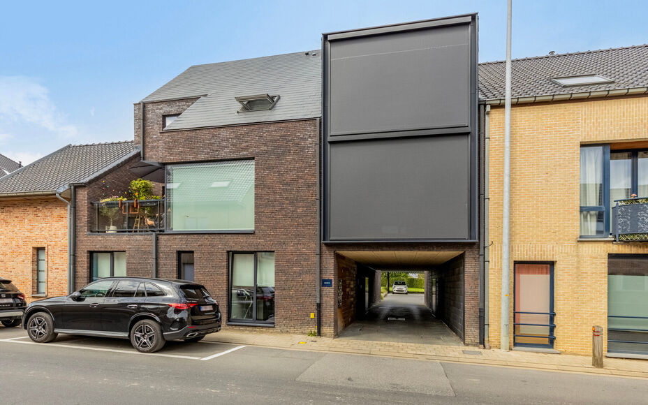 LEEMANS IMMOBILIËN stelt volgend perfect instapklaar duplexappartement voor, gelegen in de rustige woonkern van de deelgemeente Mollem (Asse). Deze locatie combineert rustig wonen met een uitstekende bereikbaarheid, tevens op wandelafstand van het treins