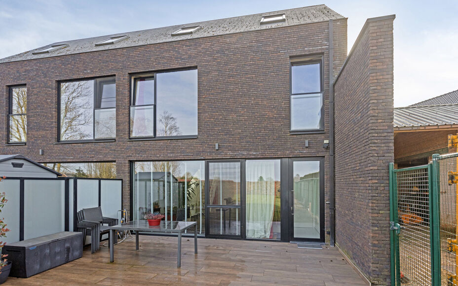 LEEMANS IMMOBILIËN biedt u volgende instapklare eengezinswoning (nieuwbouw) te koop aan, gelegen op een uitermate goede locatie in de deelgemeente Mollem (Asse). 

Op zoek naar een ruime en aangename woonst op wandelafstand van het treinstation te Mollem