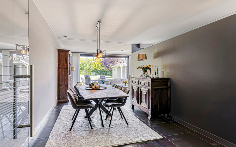 Moderne, degelijke woning gelegen in het landelijke Mollem in een kleine, doodlopende straat. In directe nabijheid van treinstation (lijn Brussel-Dendermonde) en bushalte, en op wandelafstand van winkels en scholen. Deze halfopen strakke woning omvat op h