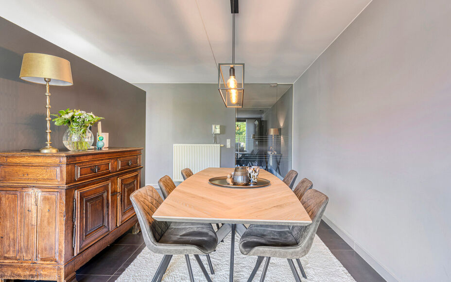 Moderne, degelijke woning gelegen in het landelijke Mollem in een kleine, doodlopende straat. In directe nabijheid van treinstation (lijn Brussel-Dendermonde) en bushalte, en op wandelafstand van winkels en scholen. Deze halfopen strakke woning omvat op h