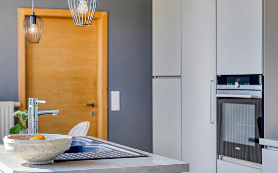 Moderne, degelijke woning gelegen in het landelijke Mollem in een kleine, doodlopende straat. In directe nabijheid van treinstation (lijn Brussel-Dendermonde) en bushalte, en op wandelafstand van winkels en scholen. Deze halfopen strakke woning omvat op h