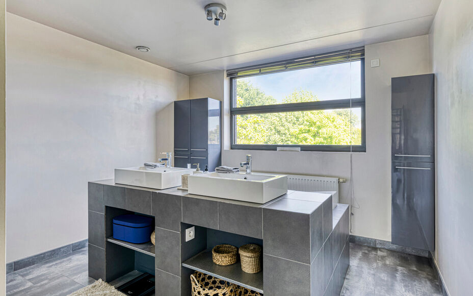 Moderne, degelijke woning gelegen in het landelijke Mollem in een kleine, doodlopende straat. In directe nabijheid van treinstation (lijn Brussel-Dendermonde) en bushalte, en op wandelafstand van winkels en scholen. Deze halfopen strakke woning omvat op h