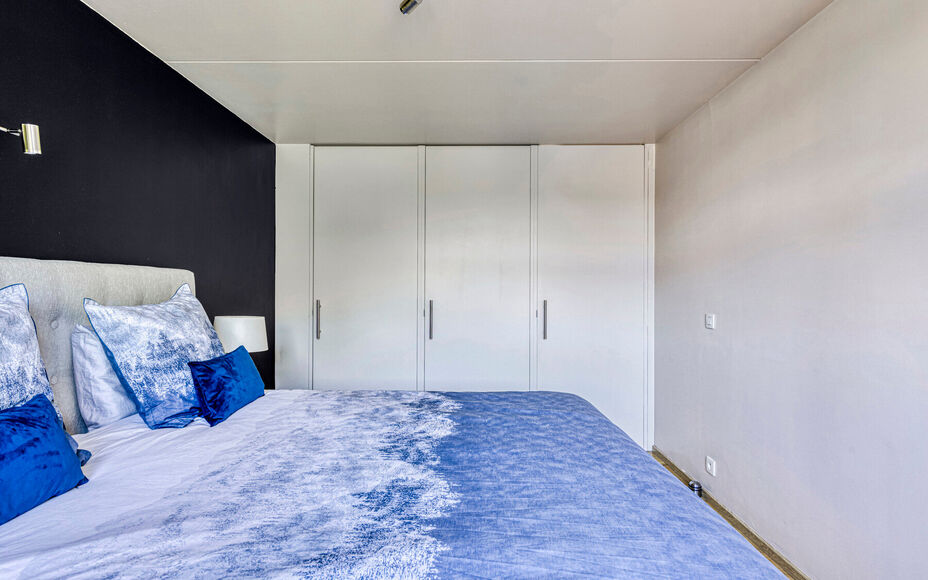 Moderne, degelijke woning gelegen in het landelijke Mollem in een kleine, doodlopende straat. In directe nabijheid van treinstation (lijn Brussel-Dendermonde) en bushalte, en op wandelafstand van winkels en scholen. Deze halfopen strakke woning omvat op h