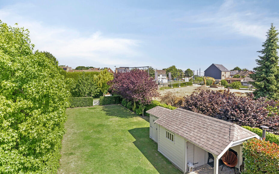 Moderne, degelijke woning gelegen in het landelijke Mollem in een kleine, doodlopende straat. In directe nabijheid van treinstation (lijn Brussel-Dendermonde) en bushalte, en op wandelafstand van winkels en scholen. Deze halfopen strakke woning omvat op h