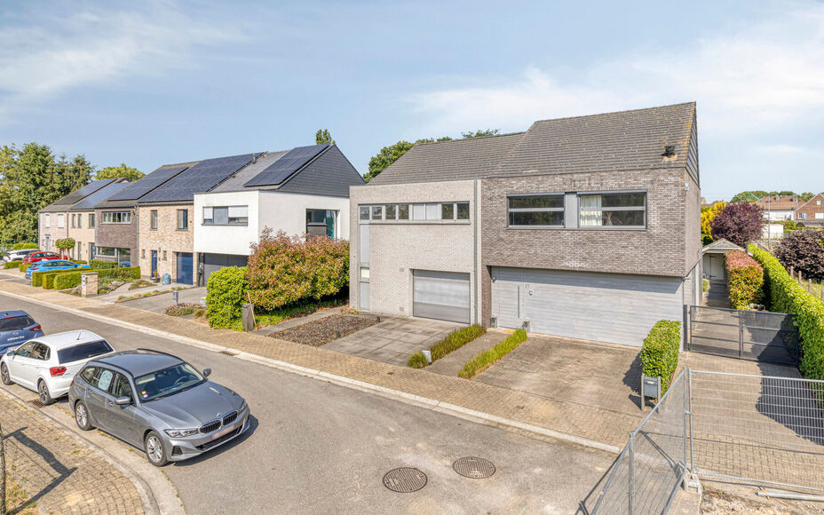 Moderne, degelijke woning gelegen in het landelijke Mollem in een kleine, doodlopende straat. In directe nabijheid van treinstation (lijn Brussel-Dendermonde) en bushalte, en op wandelafstand van winkels en scholen. Deze halfopen strakke woning omvat op h