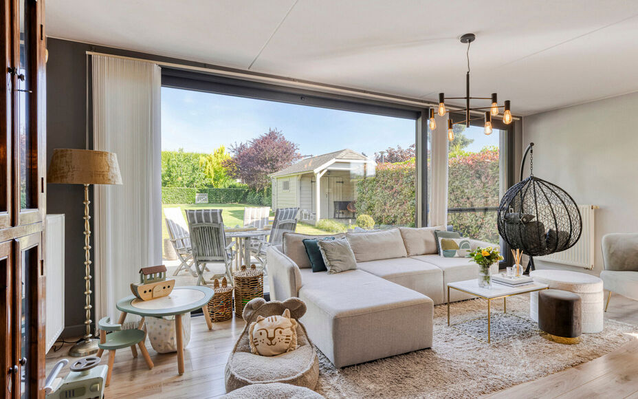 LEEMANS IMMOBILIËN biedt u deze ruime moderne familiewoning aan gelegen in het landelijke Mollem, ideaal gelegen in een rustige doodlopende straat. In de directe nabijheid van treinstation (lijn Brussel-Dendermonde) en bushalte, en op wandelafstand van w