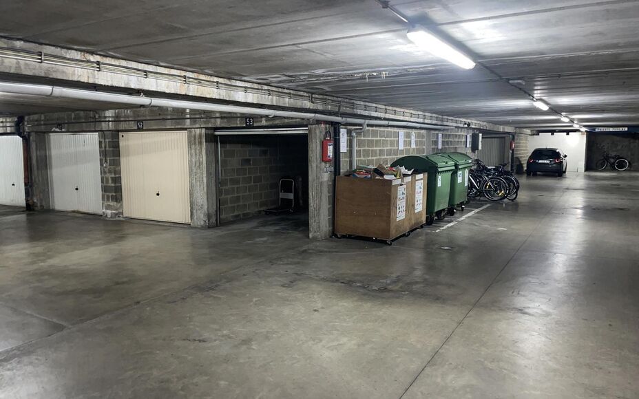 Garage fermé dans un complexe de standing à proximité de la gare d'Asse et de plusieurs voies d'accès. 

Pour plus d'informations : immo@kantoorleemans.be - 02/306.90.00