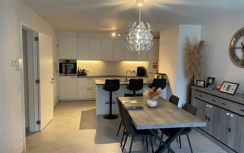 Leemans immobiliën biedt u dit prachtig gelijkvloers appartement aan op een toplocatie in Ninove.Door de centrale ligging zijn alle faciliteiten zoals winkels, openbaar vervoer, scholen, sportinfrastructuur en invalswegen zeer nabij.Dit betreft het appar