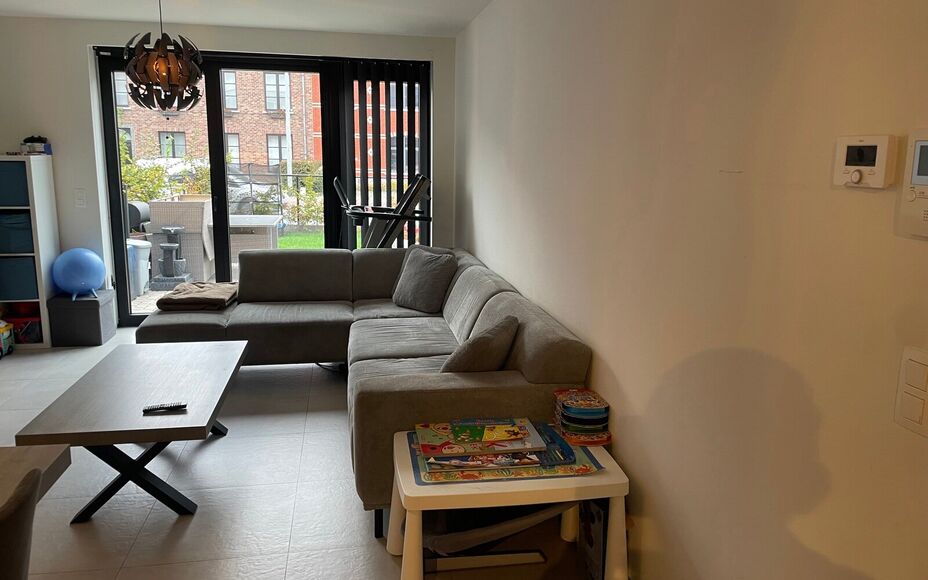 Leemans immobiliën biedt u dit prachtig gelijkvloers appartement aan op een toplocatie in Ninove.Door de centrale ligging zijn alle faciliteiten zoals winkels, openbaar vervoer, scholen, sportinfrastructuur en invalswegen zeer nabij.Dit betreft het appar