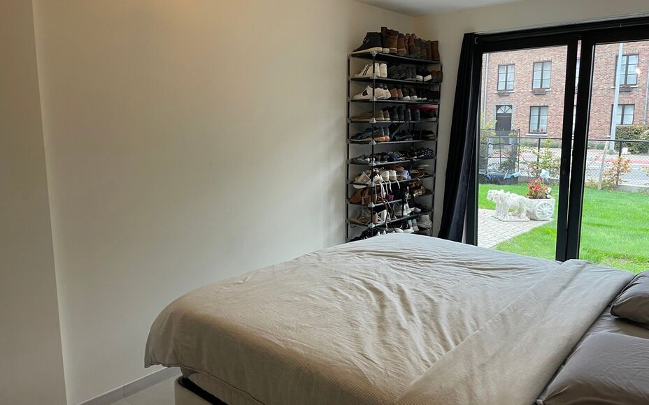 Leemans immobiliën biedt u dit prachtig gelijkvloers appartement aan op een toplocatie in Ninove.Door de centrale ligging zijn alle faciliteiten zoals winkels, openbaar vervoer, scholen, sportinfrastructuur en invalswegen zeer nabij.Dit betreft het appar