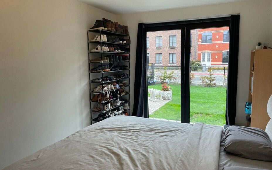 Leemans immobiliën biedt u dit prachtig gelijkvloers appartement aan op een toplocatie in Ninove.Door de centrale ligging zijn alle faciliteiten zoals winkels, openbaar vervoer, scholen, sportinfrastructuur en invalswegen zeer nabij.Dit betreft het appar