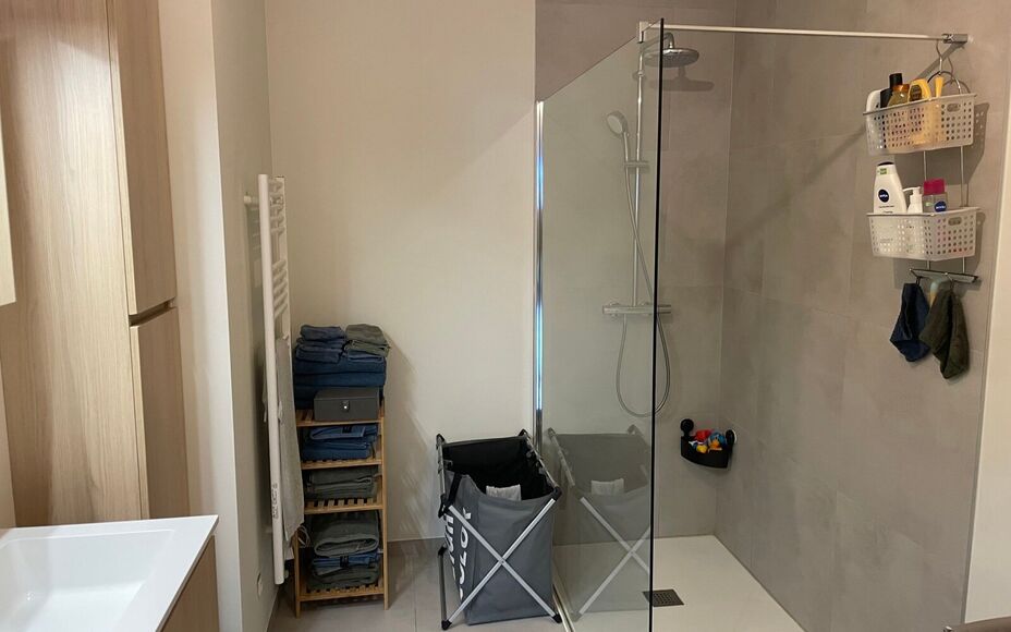 Leemans immobiliën biedt u dit prachtig gelijkvloers appartement aan op een toplocatie in Ninove.Door de centrale ligging zijn alle faciliteiten zoals winkels, openbaar vervoer, scholen, sportinfrastructuur en invalswegen zeer nabij.Dit betreft het appar