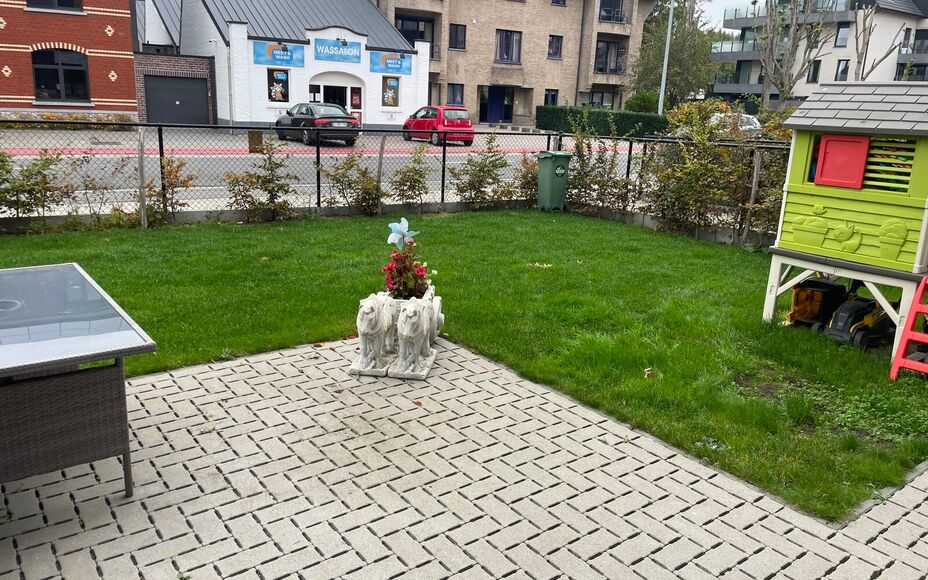 Leemans immobiliën biedt u dit prachtig gelijkvloers appartement aan op een toplocatie in Ninove.Door de centrale ligging zijn alle faciliteiten zoals winkels, openbaar vervoer, scholen, sportinfrastructuur en invalswegen zeer nabij.Dit betreft het appar