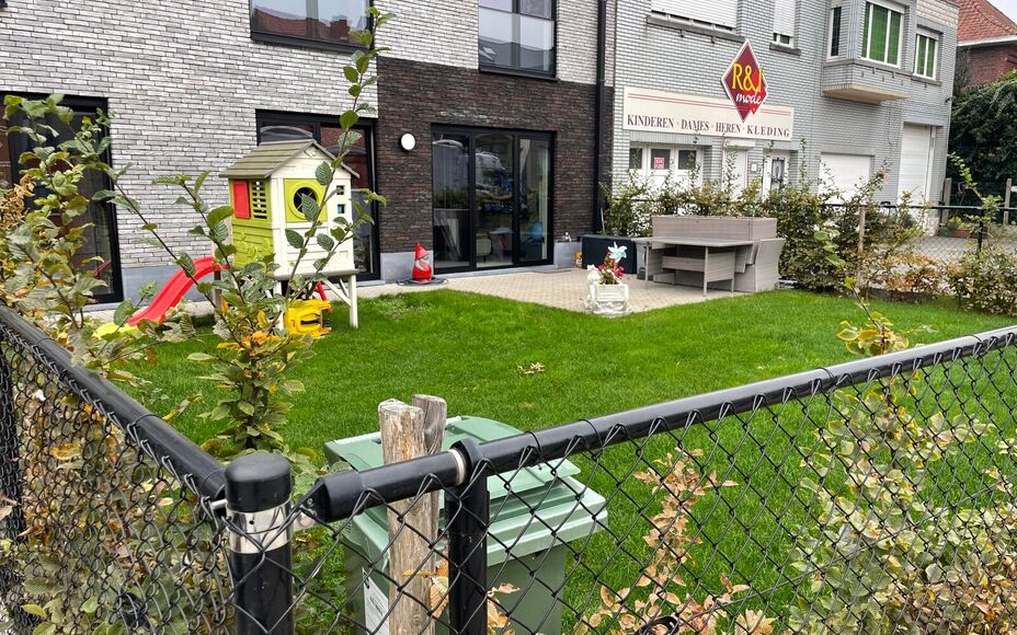 Leemans immobiliën biedt u dit prachtig gelijkvloers appartement aan op een toplocatie in Ninove.Door de centrale ligging zijn alle faciliteiten zoals winkels, openbaar vervoer, scholen, sportinfrastructuur en invalswegen zeer nabij.Dit betreft het appar