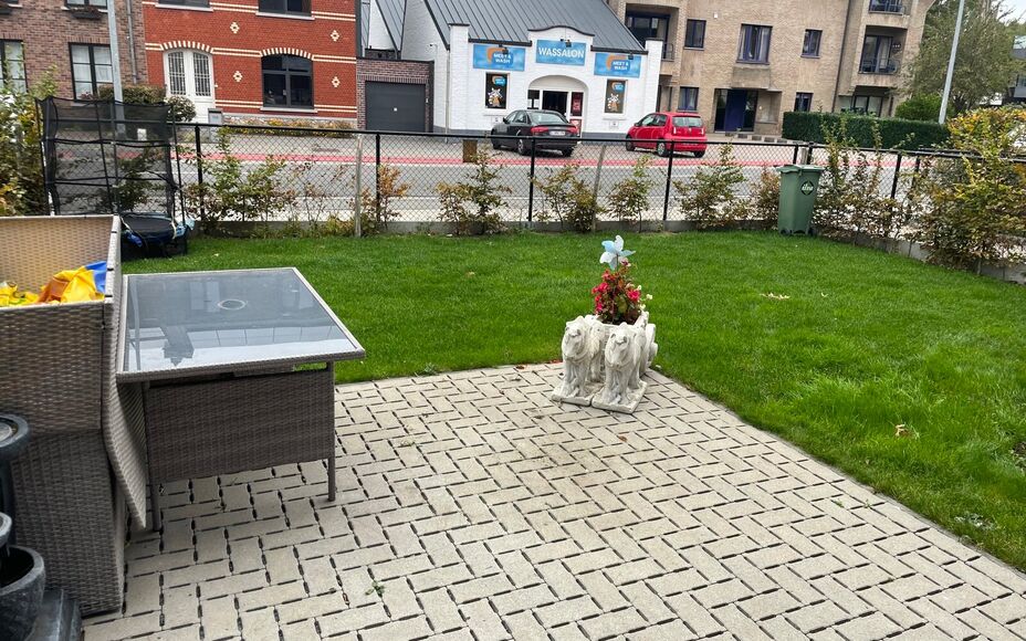 Leemans immobiliën biedt u dit prachtig gelijkvloers appartement aan op een toplocatie in Ninove.Door de centrale ligging zijn alle faciliteiten zoals winkels, openbaar vervoer, scholen, sportinfrastructuur en invalswegen zeer nabij.Dit betreft het appar