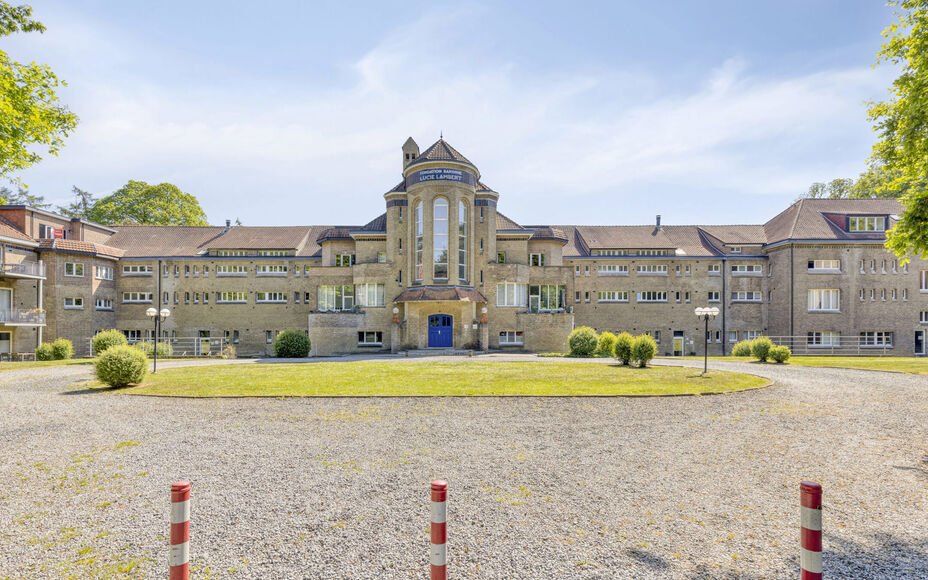 Leemans Immobiliën presenteert u dit charmante gelijkvloers appartement, ideaal gelegen in een rustige, bosrijke buurt van Halle. Hier woont u te midden van het groen, met tal van wandelmogelijkheden en volop natuur rondom u — een ware oase van rust, o