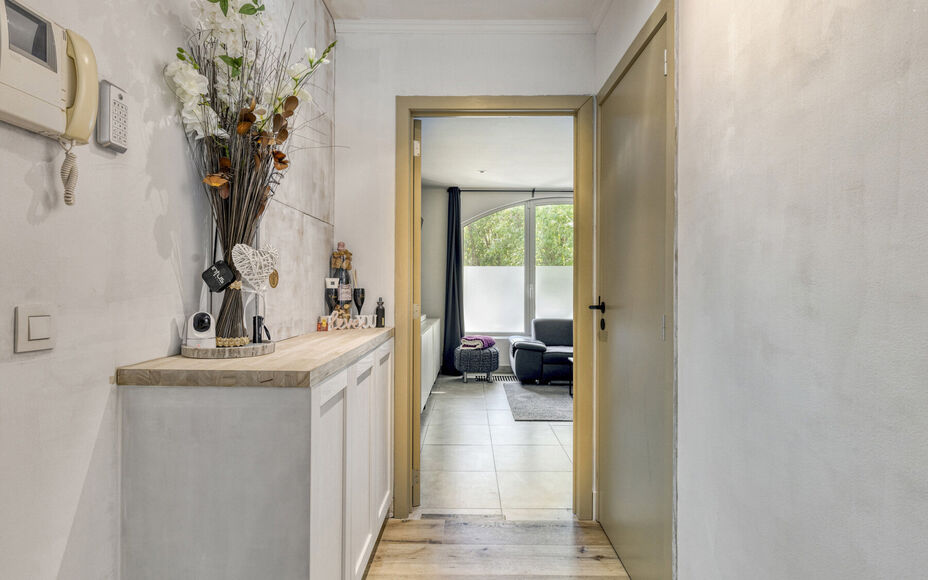 Leemans Immobiliën presenteert u dit charmante gelijkvloers appartement, ideaal gelegen in een rustige, bosrijke buurt van Halle. Hier woont u te midden van het groen, met tal van wandelmogelijkheden en volop natuur rondom u — een ware oase van rust, o