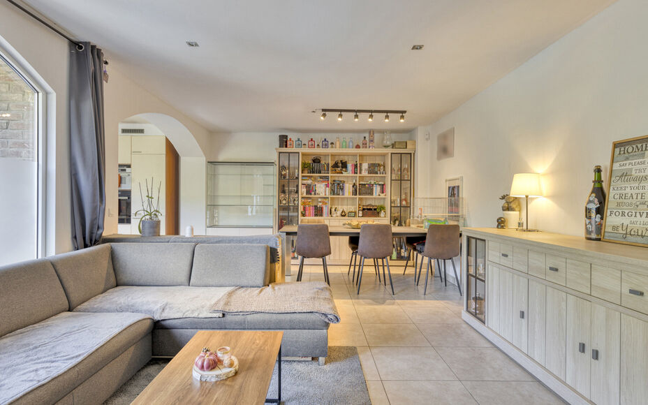 Leemans Immobiliën presenteert u dit charmante gelijkvloers appartement, ideaal gelegen in een rustige, bosrijke buurt van Halle. Hier woont u te midden van het groen, met tal van wandelmogelijkheden en volop natuur rondom u — een ware oase van rust, o