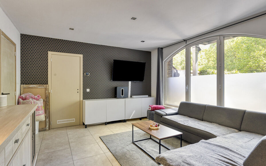 Leemans Immobiliën presenteert u dit charmante gelijkvloers appartement, ideaal gelegen in een rustige, bosrijke buurt van Halle. Hier woont u te midden van het groen, met tal van wandelmogelijkheden en volop natuur rondom u — een ware oase van rust, o