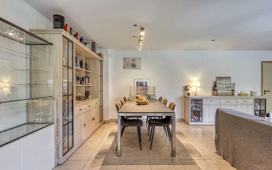 Leemans Immobiliën presenteert u dit charmante gelijkvloers appartement, ideaal gelegen in een rustige, bosrijke buurt van Halle. Hier woont u te midden van het groen, met tal van wandelmogelijkheden en volop natuur rondom u — een ware oase van rust, o