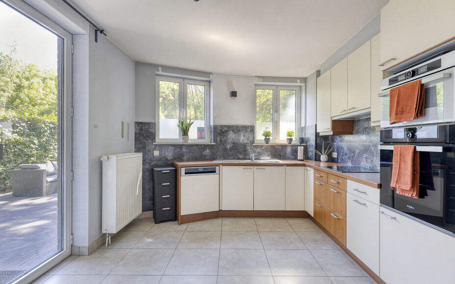 Leemans Immobiliën presenteert u dit charmante gelijkvloers appartement, ideaal gelegen in een rustige, bosrijke buurt van Halle. Hier woont u te midden van het groen, met tal van wandelmogelijkheden en volop natuur rondom u — een ware oase van rust, o