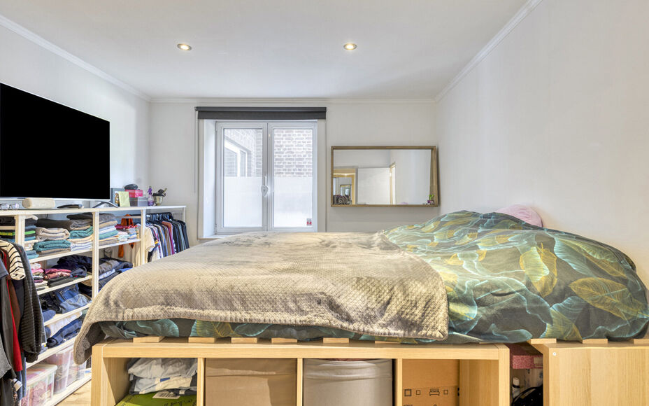 Leemans Immobiliën presenteert u dit charmante gelijkvloers appartement, ideaal gelegen in een rustige, bosrijke buurt van Halle. Hier woont u te midden van het groen, met tal van wandelmogelijkheden en volop natuur rondom u — een ware oase van rust, o