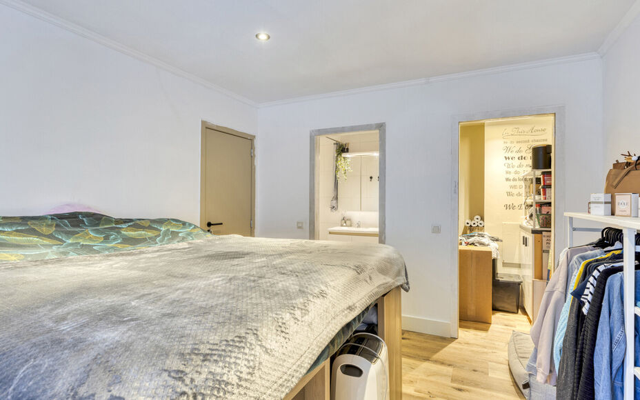 Leemans Immobiliën presenteert u dit charmante gelijkvloers appartement, ideaal gelegen in een rustige, bosrijke buurt van Halle. Hier woont u te midden van het groen, met tal van wandelmogelijkheden en volop natuur rondom u — een ware oase van rust, o