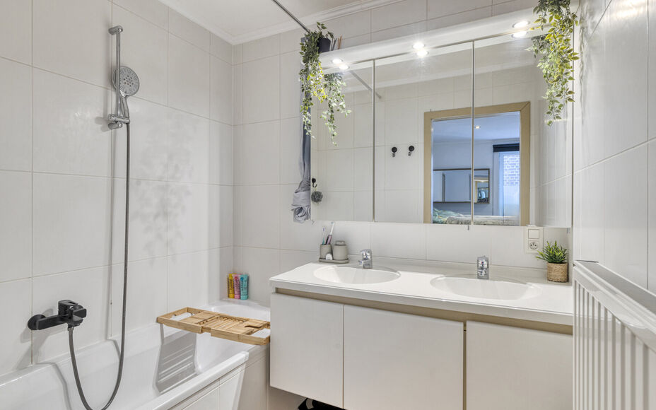 Leemans Immobiliën presenteert u dit charmante gelijkvloers appartement, ideaal gelegen in een rustige, bosrijke buurt van Halle. Hier woont u te midden van het groen, met tal van wandelmogelijkheden en volop natuur rondom u — een ware oase van rust, o