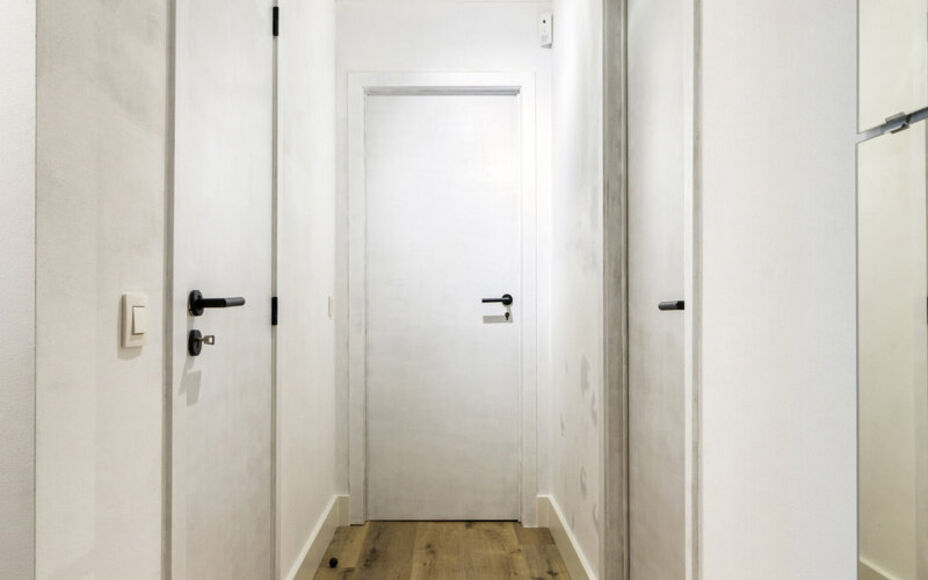 Leemans Immobiliën presenteert u dit charmante gelijkvloers appartement, ideaal gelegen in een rustige, bosrijke buurt van Halle. Hier woont u te midden van het groen, met tal van wandelmogelijkheden en volop natuur rondom u — een ware oase van rust, o