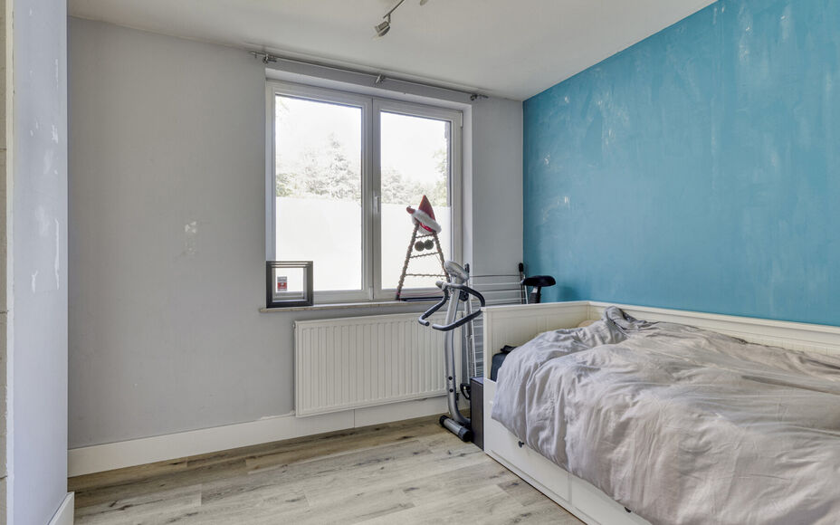 Leemans Immobiliën presenteert u dit charmante gelijkvloers appartement, ideaal gelegen in een rustige, bosrijke buurt van Halle. Hier woont u te midden van het groen, met tal van wandelmogelijkheden en volop natuur rondom u — een ware oase van rust, o