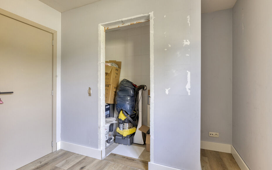 Leemans Immobiliën presenteert u dit charmante gelijkvloers appartement, ideaal gelegen in een rustige, bosrijke buurt van Halle. Hier woont u te midden van het groen, met tal van wandelmogelijkheden en volop natuur rondom u — een ware oase van rust, o