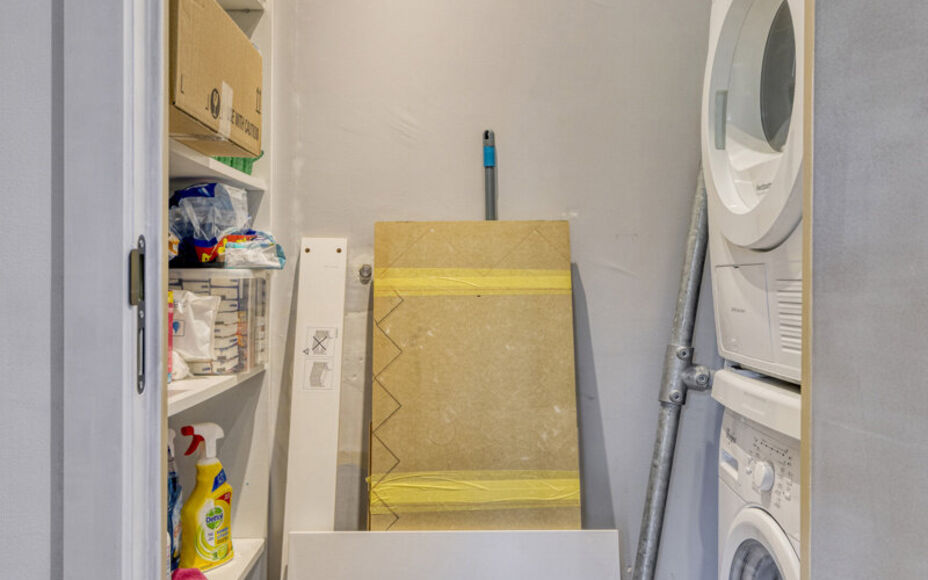 Leemans Immobiliën presenteert u dit charmante gelijkvloers appartement, ideaal gelegen in een rustige, bosrijke buurt van Halle. Hier woont u te midden van het groen, met tal van wandelmogelijkheden en volop natuur rondom u — een ware oase van rust, o