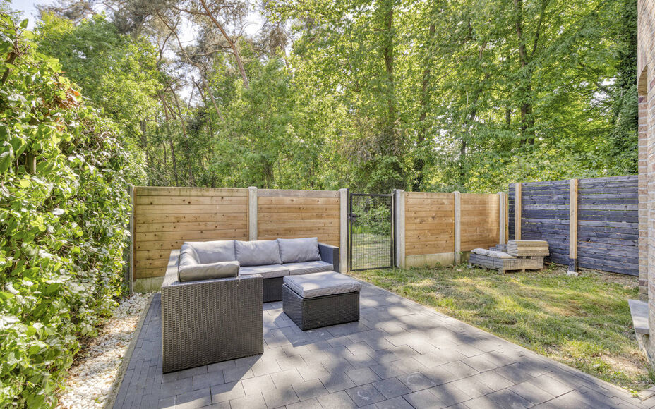 Leemans Immobiliën presenteert u dit charmante gelijkvloers appartement, ideaal gelegen in een rustige, bosrijke buurt van Halle. Hier woont u te midden van het groen, met tal van wandelmogelijkheden en volop natuur rondom u — een ware oase van rust, o