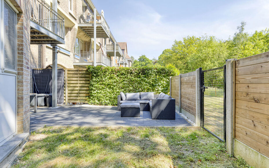 Leemans Immobiliën presenteert u dit charmante gelijkvloers appartement, ideaal gelegen in een rustige, bosrijke buurt van Halle. Hier woont u te midden van het groen, met tal van wandelmogelijkheden en volop natuur rondom u — een ware oase van rust, o