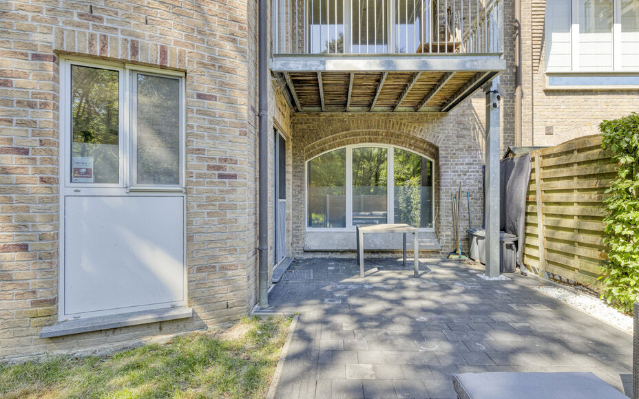 Leemans Immobiliën presenteert u dit charmante gelijkvloers appartement, ideaal gelegen in een rustige, bosrijke buurt van Halle. Hier woont u te midden van het groen, met tal van wandelmogelijkheden en volop natuur rondom u — een ware oase van rust, o