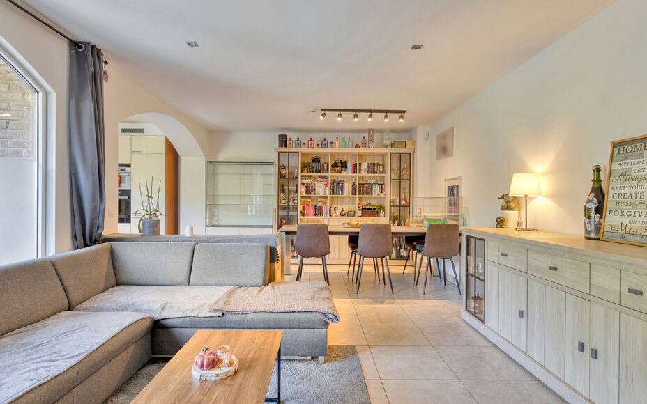 Leemans Immobiliën presenteert u dit charmante gelijkvloers appartement, ideaal gelegen in een rustige, bosrijke buurt van Halle. Hier woont u te midden van het groen, met tal van wandelmogelijkheden en volop natuur rondom u — een ware oase van rust, o