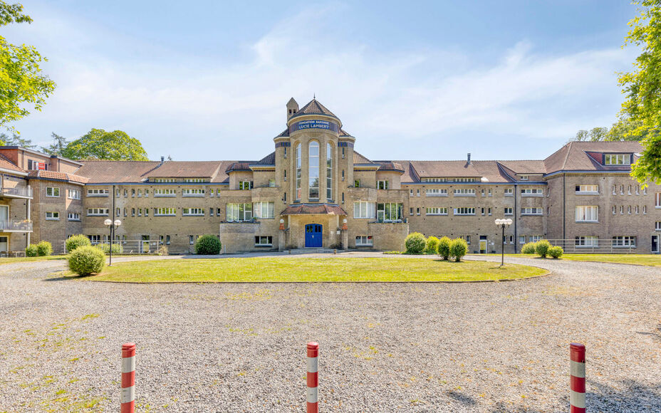 Leemans Immobiliën presenteert u dit charmante gelijkvloers appartement, ideaal gelegen in een rustige, bosrijke buurt van Halle. Hier woont u te midden van het groen, met tal van wandelmogelijkheden en volop natuur rondom u — een ware oase van rust, o