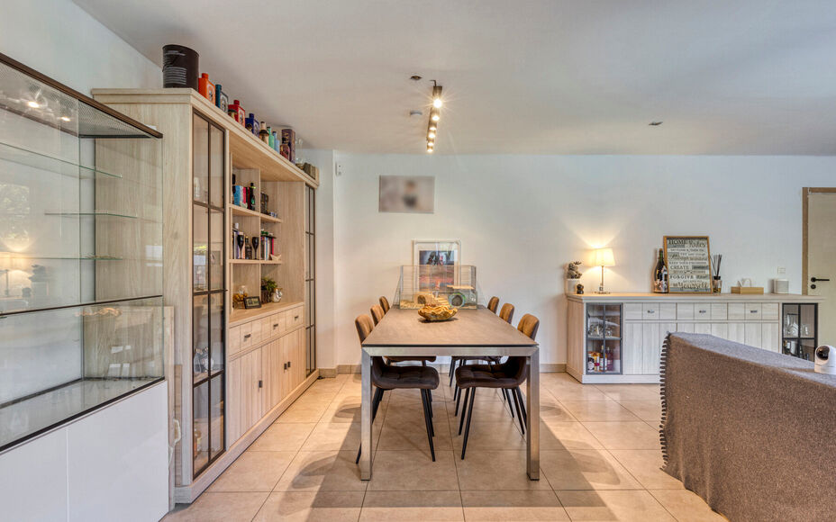 Leemans Immobiliën presenteert u dit charmante gelijkvloers appartement, ideaal gelegen in een rustige, bosrijke buurt van Halle. Hier woont u te midden van het groen, met tal van wandelmogelijkheden en volop natuur rondom u — een ware oase van rust, o