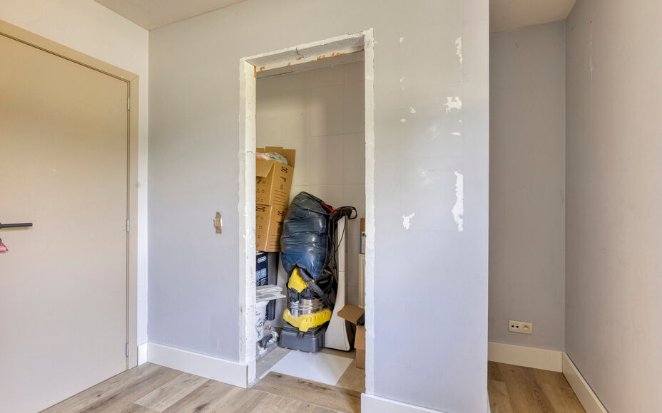 Leemans Immobiliën presenteert u dit charmante gelijkvloers appartement, ideaal gelegen in een rustige, bosrijke buurt van Halle. Hier woont u te midden van het groen, met tal van wandelmogelijkheden en volop natuur rondom u — een ware oase van rust, o