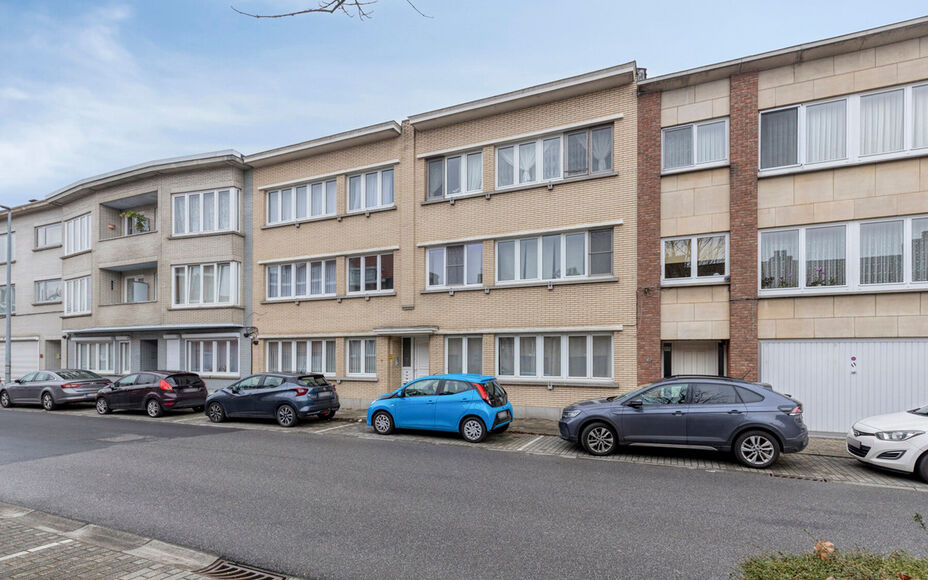 Leemans Immobiliën biedt u dit instapklare gelijkvloers appartement aan, gelegen op een uitstekende centrale locatie in het hart van Zellik. Dankzij deze ligging bevinden winkels, scholen, sportinfrastructuur en belangrijke invalswegen zich op wandelafst