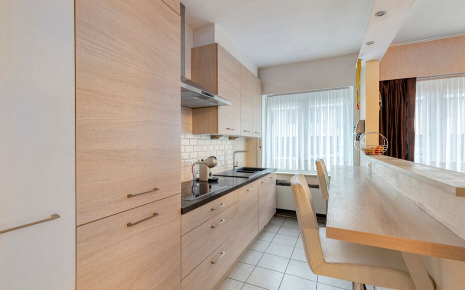 Leemans Immobiliën biedt u dit instapklare gelijkvloers appartement aan, gelegen op een uitstekende centrale locatie in het hart van Zellik. Dankzij deze ligging bevinden winkels, scholen, sportinfrastructuur en belangrijke invalswegen zich op wandelafst